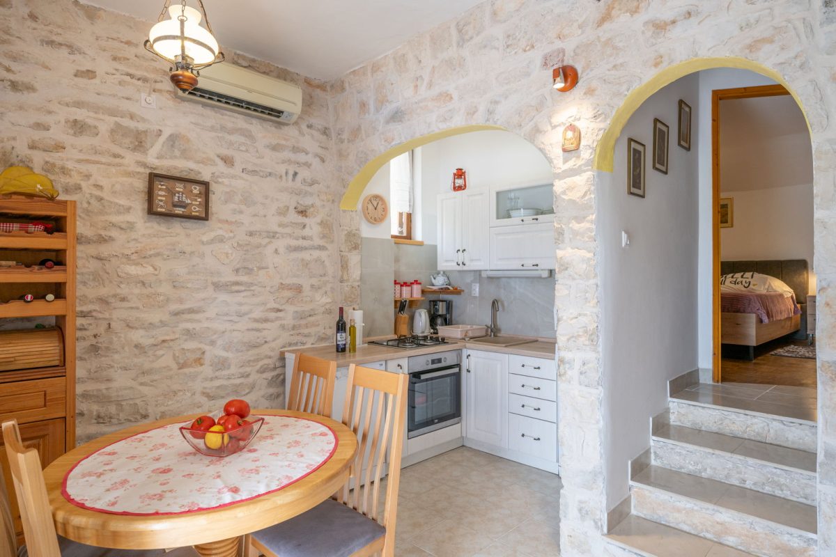 korcula-prigradica-villa-kurija-ap1-livingroom-kitchen-07-2024-pic-03